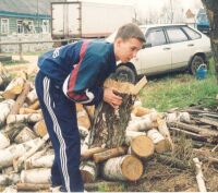 Это я! Мне 17 лет, лето 2000 года. У папы на даче. Заготавливаем 

дрова на зиму. 

И я помогаю! Здесь тоскаю, а...