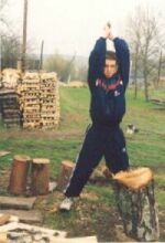 Это я! Мне 17 лет, лето 2000 года. У папы на даче. Заготавливаем 

дрова на зиму. 

И я помогаю! ... А здесь колю.